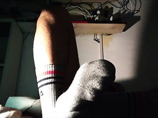 在晚上用我汗湿的袜子和我的屁股玩乐