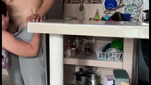 Ibu tiri masturbasi di dapur dengan payudaranya yang besar