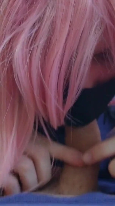 Momento clave de "Lindo Femboy chupando la polla de su novio durante una caminata - Blog de aventuras de NagisaIf # 01"