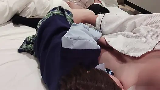 Amcığım öğüyordu, bu yüzden üstüne çıkıp sikimi kendime soktum. Üniversiteli kız üniforması giyerken içine boşalıyor Amatör.