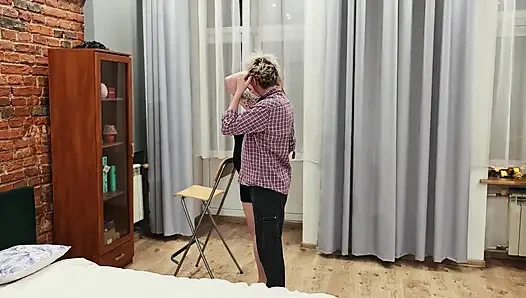 Ein Romantisches Ehepaar Kommt Aus Dem Theater Sich Gegenseitig Zu Genießen. Sie Küssen, Lecken Muschi Und Haben Sex.