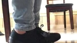 Чернокожая играет с обувью в черном, Converse Converse Предварительный просмотр