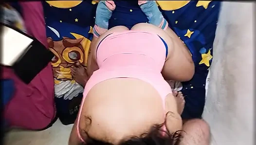 Blowjob terbaik yang pernah ada, hanya pelacur seperti saudara tiriku yang bisa memberikan blowjob yang membuat ketagihan. Kuncirnya terlihat provokatif pada dirinya.