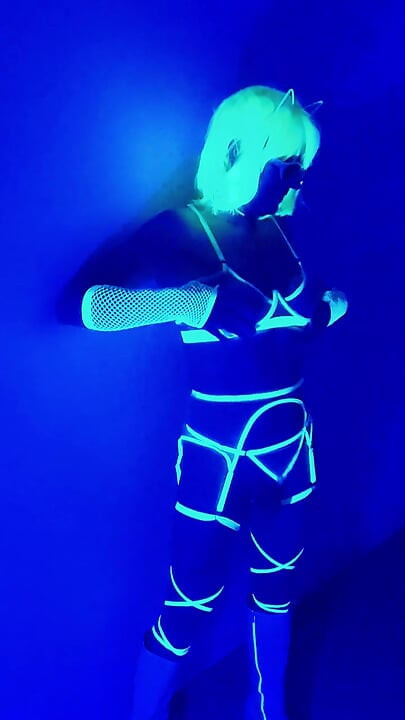 ネオントランスのランジェリー姿