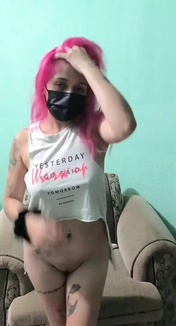 J'adore danser en me déshabillant lentement, je masturbe mon riche vagin rose fort et délicieux et je joue avec mes seins