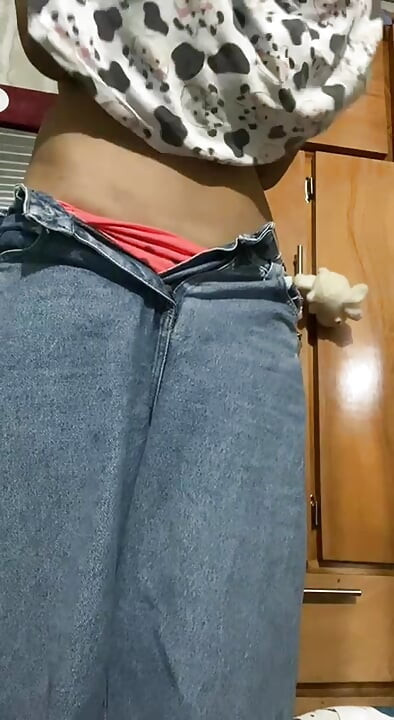 她回家了，她真的被我勃起的乳头所激起，她在抚摸我！