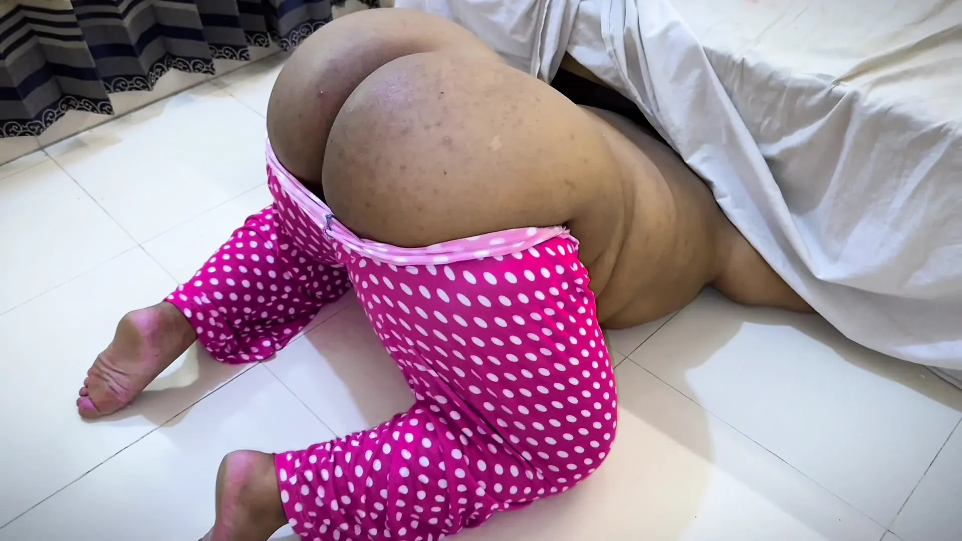 大屁股热辣继母被困在继子的床下，她想要被他肛交