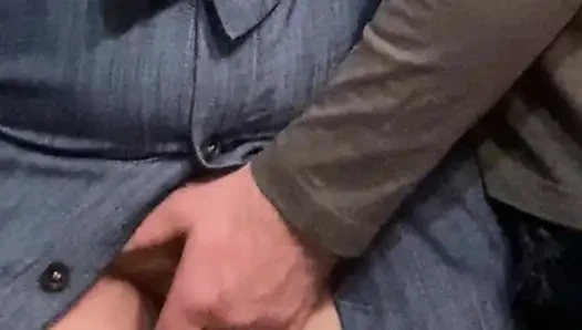 Metroda elbisenin altında tıraşlı amına dokunuyor