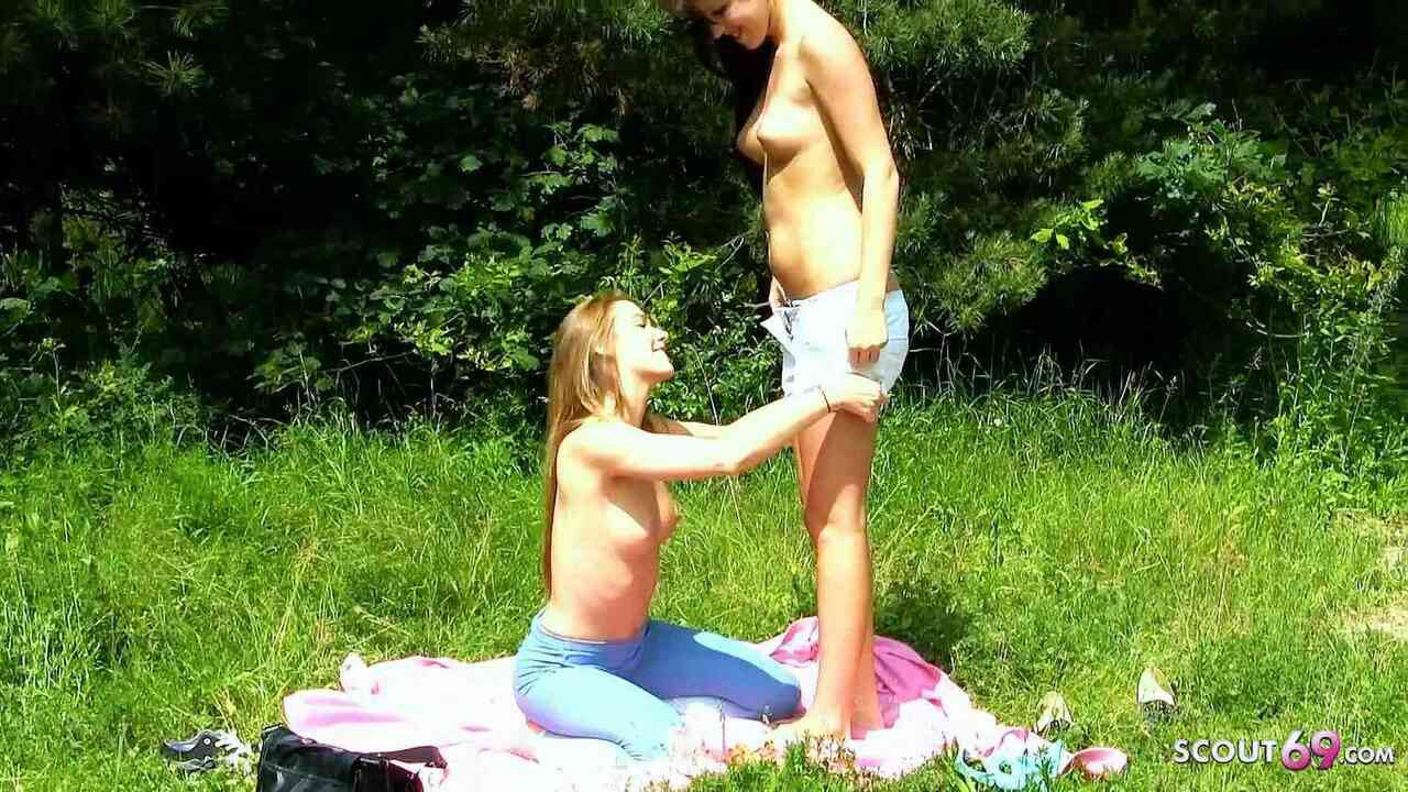 Dễ thương gái đồng trinh cô gái đầu tiên thời gian lesbian tình dục bên ngoài trong khi tắm nắng