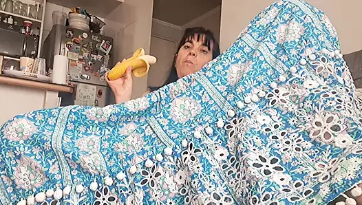 Orta yaşlı seksi kadın kıllı amcığını nazik vuruşlarla cezalandırıyor