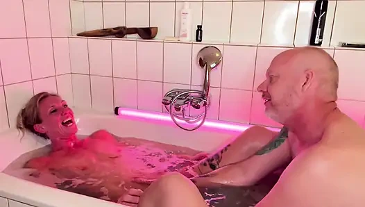 Sarışın orta yaşlı seksi kadın, ateşli latin ve yaşlı adamla üçlü yumruk sokma