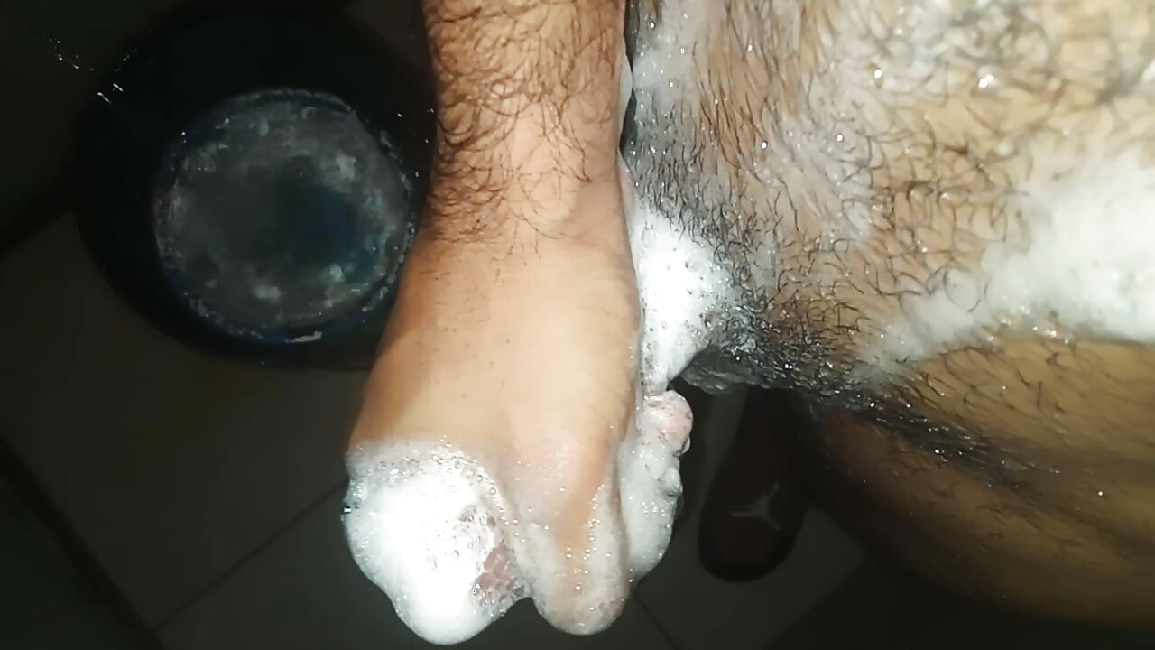 Muškarac pod tušem liže svoje rame i odjednom se mu pohoti za