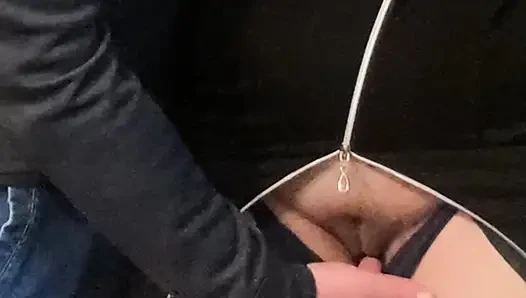 Wow! Cowok asing lagi asik fingering memekku di kereta bawah tanah