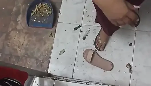 Canı sıkılan erkek arkadaşı onu yarağını emmeye ikna etmeye çalışırken Keilimar evi temiziyor ama sonunda çılgınca bir şey oluyor