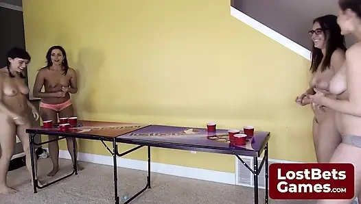 Cesur bir striptiz Hava Pong hareketi rakibinin vuruşunu çıldırtıyor