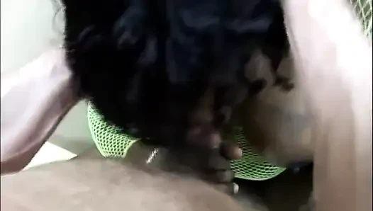 Tante seksi kulit hitam dengan toket besar suka banget sama kontol besar di mulut... hitam dan putih