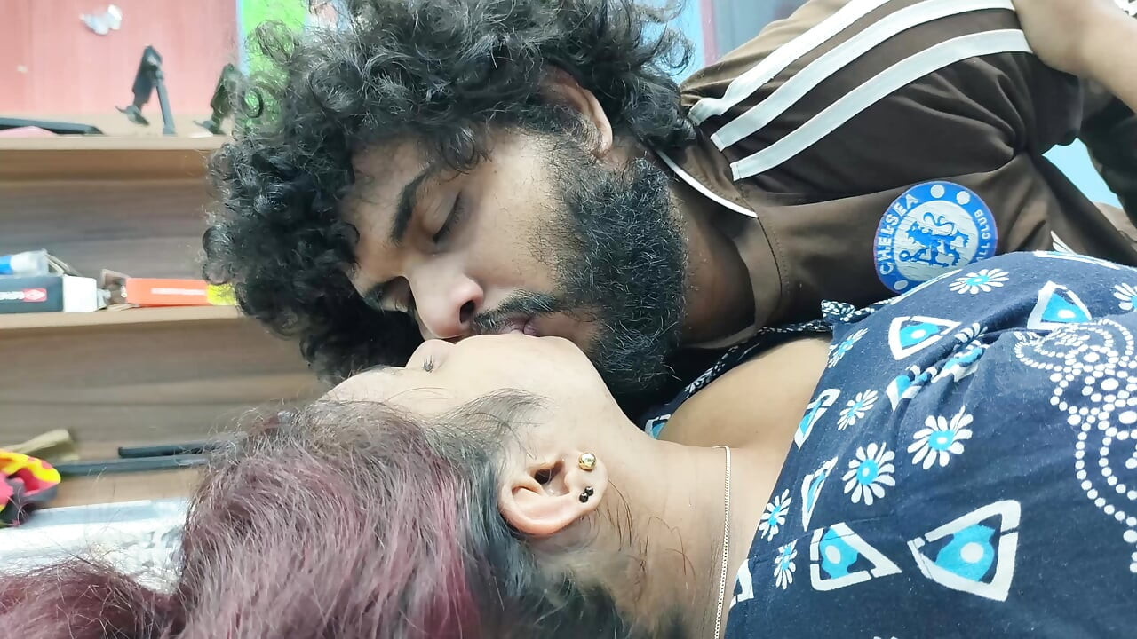 Rabo de imprensa beijo, beijo no pescoço, esfregando buceta e beijo em nighty