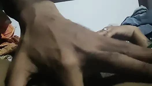 Üvey kuzenim amcığıma masaj yapıyor