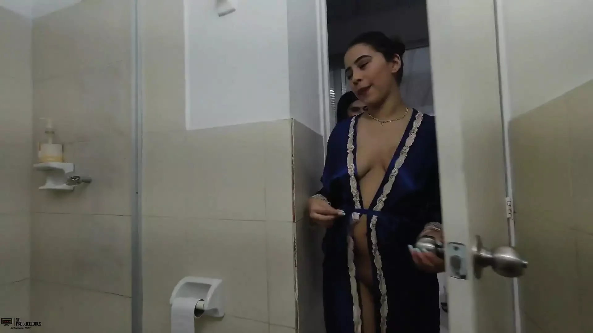 可爱的大屁股女同性恋者一边洗澡一边舔她们美味的阴户 - 西班牙语色情