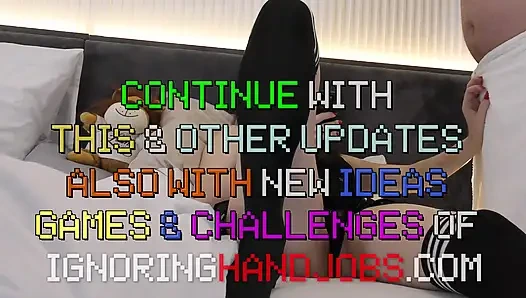 Gadis kampus kutu buku yang luar biasa cantik bosan dan diabaikan dengan bermain dengan kontol yang bergulir di ponselnya