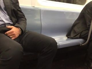 Str8 mężczyźni wybrzuszają się w metrze
