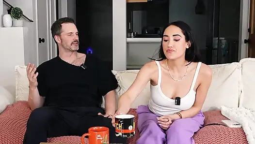 Красивая латинская порнозвезда Chloe Amour тверкает на Tom Games, подкаст