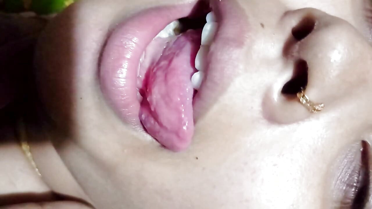 Seksi üvey kız kardeş üvey erkek kardeşine seks dersi verdi