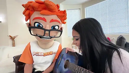 Ateşli oda arkadaşım Raven Reverie'yi epik sakso ile porno yıldızına çevirdim