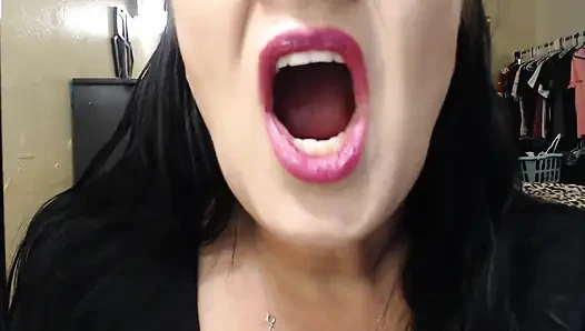 Fuchsia в трубке с розовой губной помадой