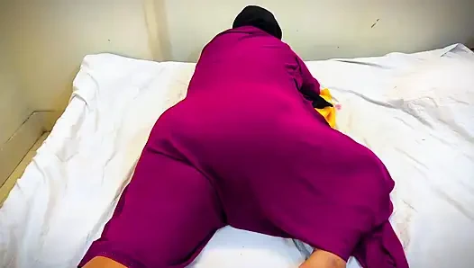 Lübnanlı ateşli hizmetçi yatağımı dinlendiriyor ve büyük götünü kabarık götlü görüyorum ve mastürbasyona başlıyorum