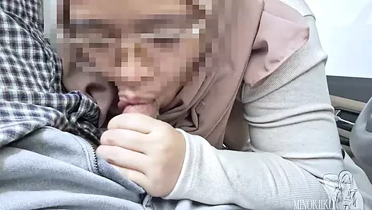 Neredeyse yakalanıyor, gözlüklü tesettürlü kız arabada sakso çekiyor - minokiiko