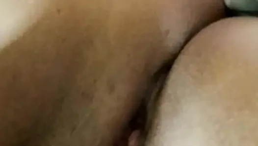 Memek indah pantat mengobel dirinya sendiri di panggilan video kami