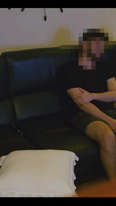 Snažan trenutak iz "Straight Curious Friend Mert i ja, ponovno smo se sreli"