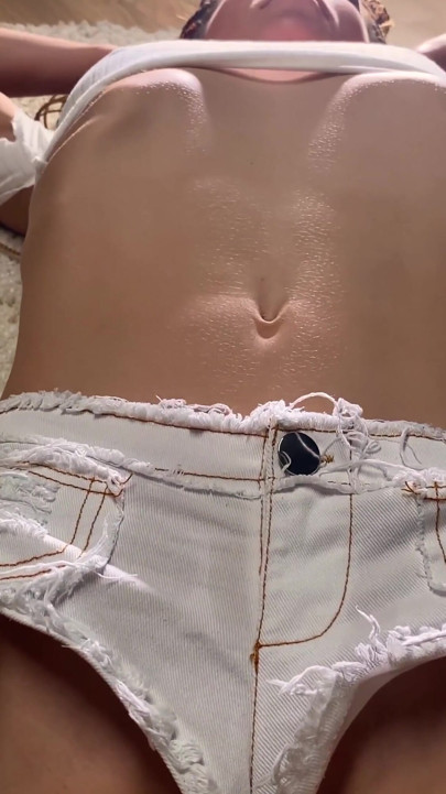 Kemerli şıklık: boynum geriye doğru eğilmiş olarak ablerimi esnetiyorum | Klip 2