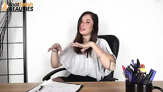 Yaramaz profesör öğrencisine nefis ayaklara nasıl tapacaklarını öğretiyor