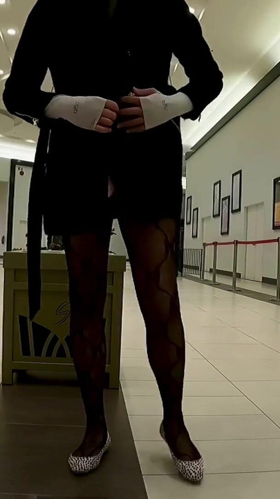 Spektakularan trenutak iz "Mall Flash In Sissy Chastity"