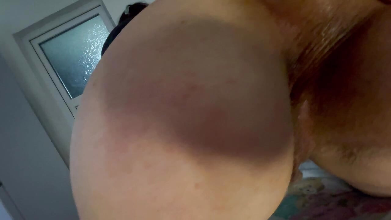 계부가 내 엉덩이를 박아줘, 내 엉덩이를 부러뜨리고 내 안에 들어갔어