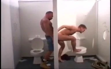 Винтажная чайная в комнате с большим черным членом