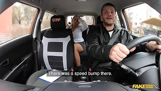 Fake driving school - crystal swift zeigt ihre titten, um einen führerschein zu machen