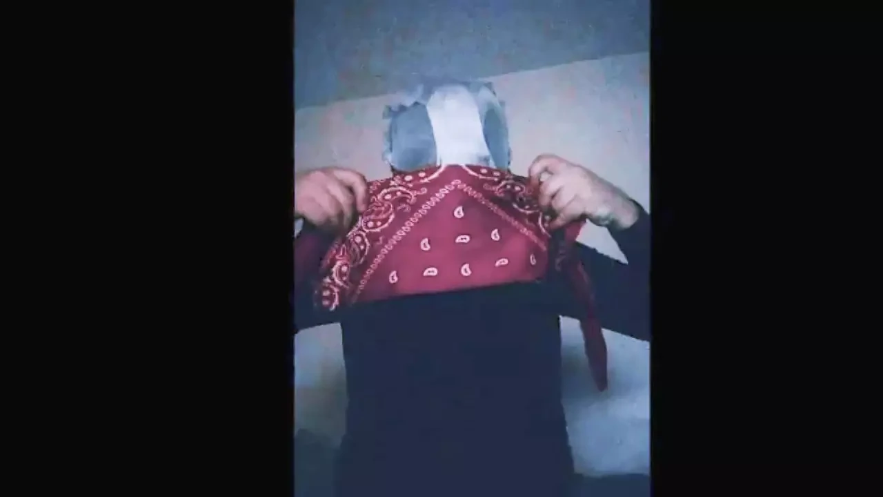 Kendini sıkı bir şekilde ağzı tıkalı ve külotlu çorapla kapşonlu