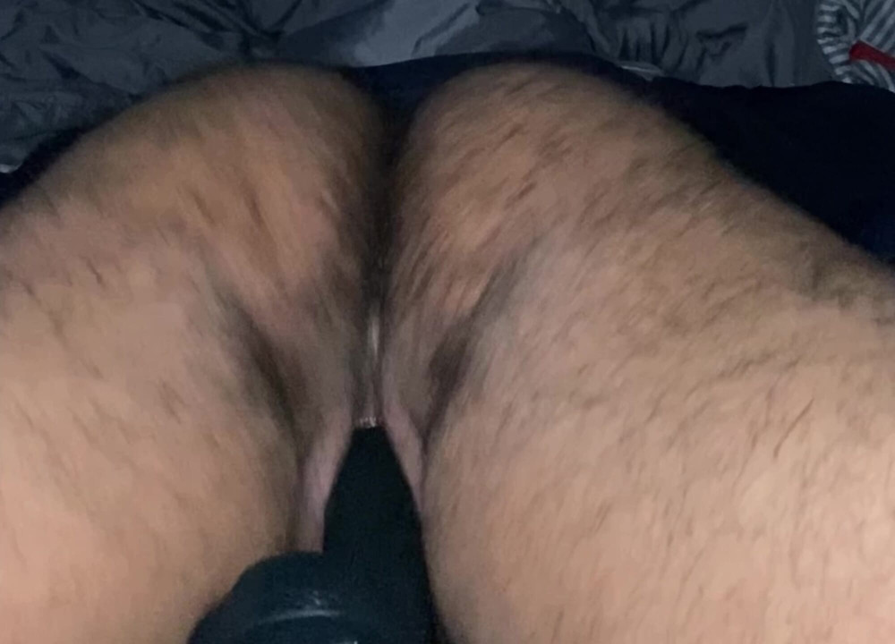 Dildo ostaje unutra u ovoj mokroj uskoj pički