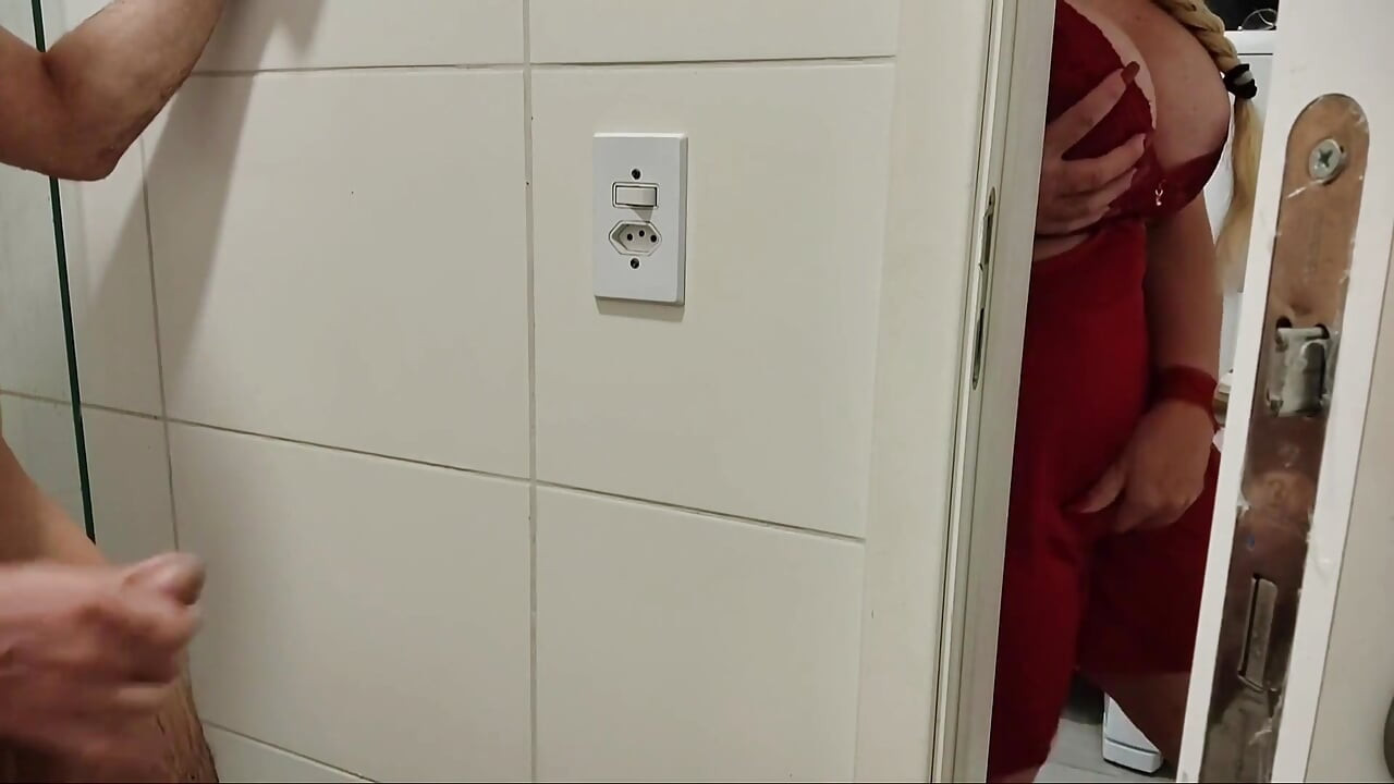 Madrasta Olha Enteado No Banho Tocando Uma, Faz O Mesmo E Logo Entra No Banheiro Para Foderem.