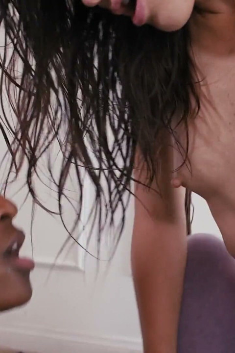 변태 - Nicole Kitt &, Katrina Colt는 매혹적인 가위질과 장난스러운 보지 핑거링 자세를 즐기기 위해 넓게 퍼져 있습니다.