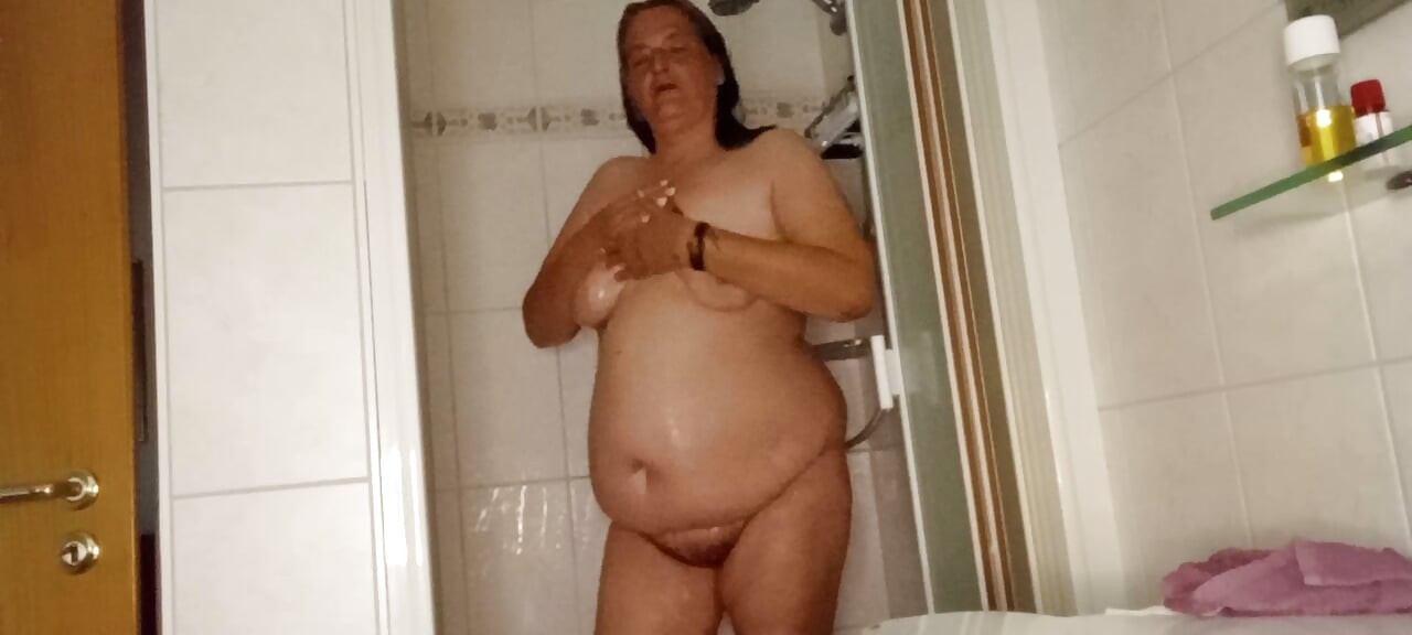 MILF 53 – Dusch-Tease, ich spreize meinen dicken Arsch