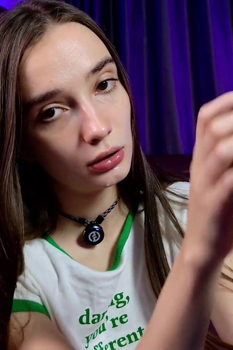 Интензивност на цветовете: розови клинове и игра с клитора на пода