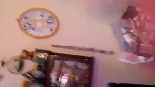 Sadies'in yüzüne, ağzına ve göğüslerine boşalıyor