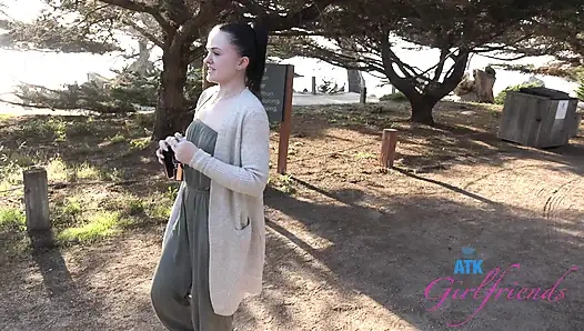 Anda melanjutkan perjalanan laut dengan Imani kemudian dia memberi Anda handjob, footjob, dan blowjob penuh, berakhir dengan Anda c