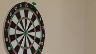 Drie meisjes die stripdartspel spelen