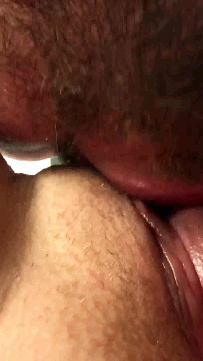 רגע מרהיב מתוך "נקה את הכוס שלי אחרי שהשתנתי. אכילת כוס. כוס אורגזמי מקרוב".