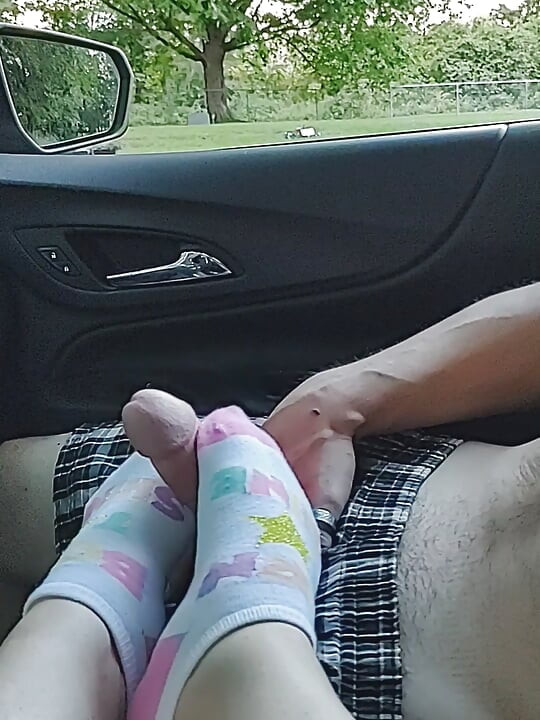 Julkinen jalkatyö Sockjob tyttöjen nilkkasukilla - Cum On Socks